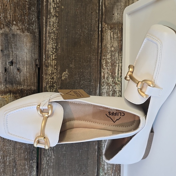 NWT Cliffs Women's White Loafers with Gold Accent, Size 10 Wide - Picture 2 of 4
